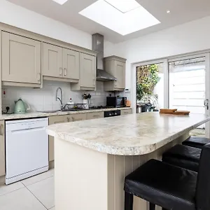 Holiday home Large 3 Bed Family - 5 Min From Train Station, Dublin